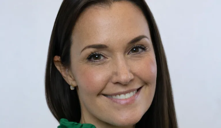 Elisa Overall headshot