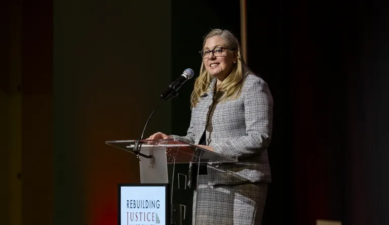 Brittany Kauffman speaking at the 2025 IAALS Rebuilding Justice Award Dinner