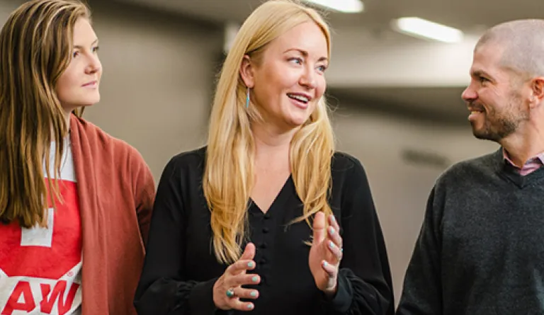 Anna Carpenter walking and speaking with students