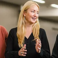 Anna Carpenter walking and speaking with students